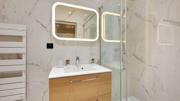 Shower, hair dryer, towels