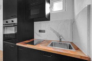 Kylskåp, mikrovågsugn, ugn och spishäll