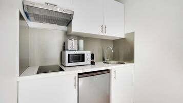 Coffee/tea maker, fridge, microwave, stovetop