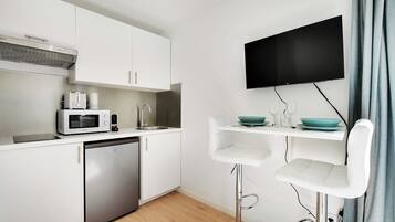 Coffee/tea maker, fridge, microwave, stovetop