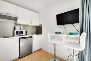 Kühlschrank, Mikrowelle, Herdplatte, Wasserkocher mit Kaffee-/Teezubehör