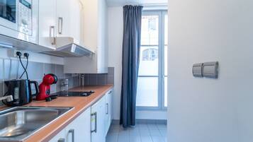 Jääkaappi, mikroaaltouuni, liesi, astianpesukone