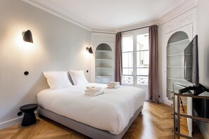 3 chambres, bureau, fer et planche à repasser, lit parapluie