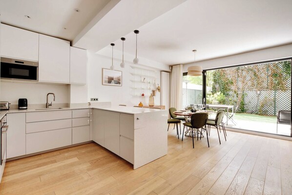 雪櫃、微波爐、焗爐、爐具