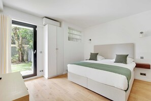 2 間睡房、書桌、熨斗/熨衫板、可攜式嬰兒床