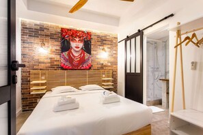 4 bedrooms, desk, iron/ironing board, travel crib