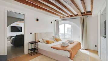 1 sovrum, skrivbord, strykjärn/strykbräda och resesäng