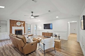 Televisión, chimenea y oficina 