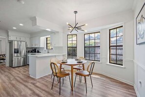 Kylskåp, mikrovågsugn, spishäll och diskmaskin