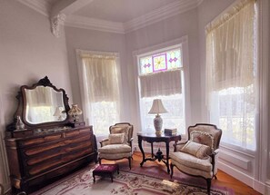 Premium bedding, memory-foam beds, desk, laptop workspace - The Queen On Main (Winters)