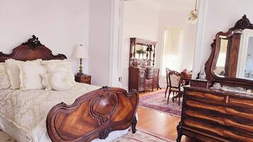 Luxury House, Private Bathroom, Garden View | Premium bedding, memory foam beds, desk, laptop workspace