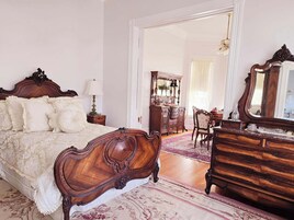 Ropa de cama de alta calidad, colchones con efecto memoria y escritorio 