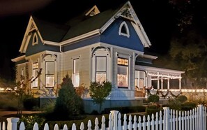 Exterior - The Queen On Main (Winters)