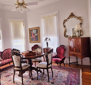 Lyxhus - privat badrum - utsikt mot trädgården | Sängtillbehör av högsta kvalitet, memory foam-madrasser och skrivbord