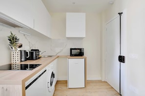 Køleskab, mikrobølgeovn, ovn, kogeplade