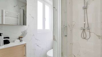 Suihku, hiustenkuivaaja, pyyhkeet