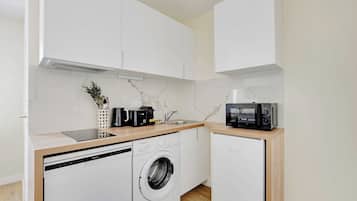 Een koelkast, een magnetron, een oven, een kookplaat