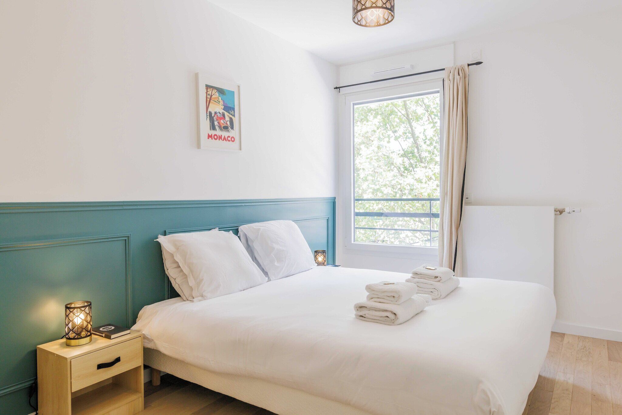 2 habitaciones, escritorio y tabla de planchar con plancha 