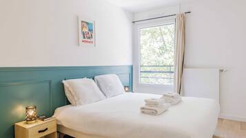 2 habitaciones, escritorio y tabla de planchar con plancha