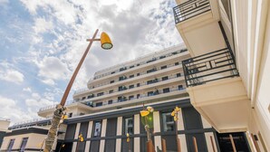 Un edificio de varios pisos con balcones y una farola.
