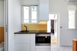 Kühlschrank, Mikrowelle, Herdplatte, Wasserkocher mit Kaffee-/Teezubehör