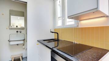 Cafetière/bouilloire, réfrigérateur, micro-ondes, plaque de cuisson