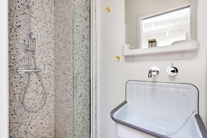 Dusche, Haartrockner, Handtücher