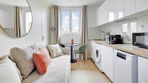 A compact, modern kitchen with a washing machine, a coffee maker, and a microwave. - Cosy apartment -1BDR/3P - Ivry-sur-Seine (Ivry-sur-Seine)