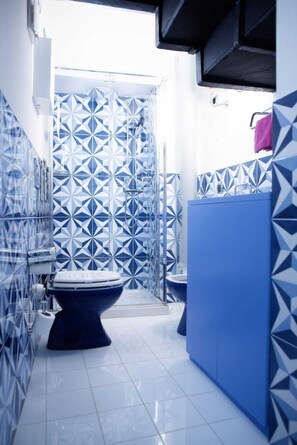 Een haardroger, handdoeken, zeep, toiletpapier