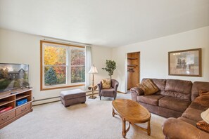 Smart TV, books - Vineyard View – Cozy Family Retreat (Greenleaf)