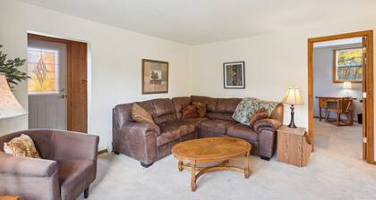 Vineyard View – Cozy Family Retreat