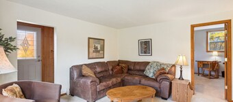 Vineyard View – Cozy Family Retreat