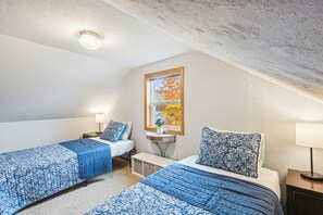 3 bedrooms, desk, WiFi, bed sheets
