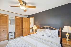 3 bedrooms, desk, WiFi, bed sheets