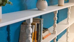 Ein Bücherregal mit Büchern und zwei Blumentöpfen.