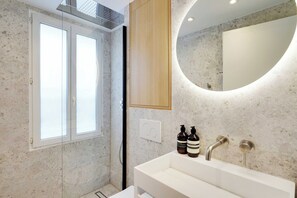 تجهيزات دش، مجففات شعر، مناشف