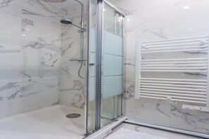 Shower, hair dryer, towels