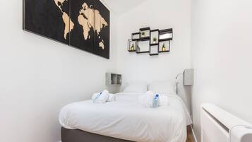 1 slaapkamer, een strijkplank/strijkijzer, internet, beddengoed