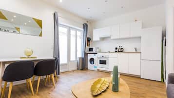 Een koelkast, een microgolfoven, een oven, een kookplaat