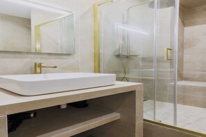 Ducha, secador de pelo, toallas