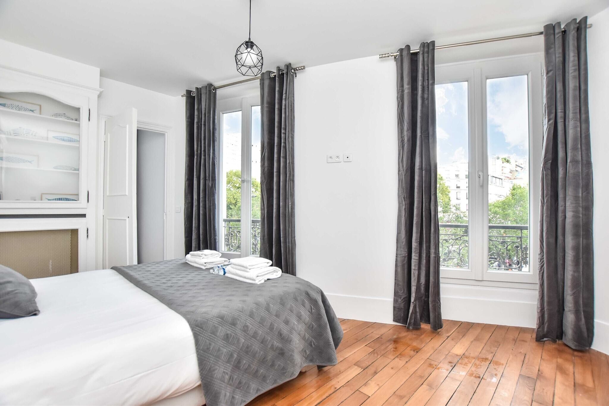 3 slaapkamers, een bureau, een strijkplank/strijkijzer, reisbedje