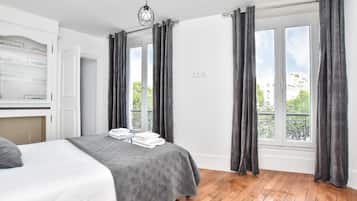 3 slaapkamers, een bureau, een strijkplank/strijkijzer, reisbedje