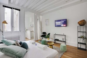 Desk, iron/ironing board, free WiFi, bed sheets - Magnificent studio - 2P - Les Halles (Paris)