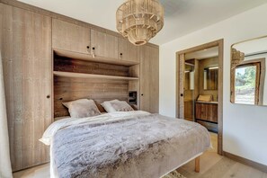 3 bedrooms, iron/ironing board, travel crib, free WiFi