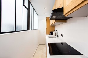 Fridge, oven, stovetop, coffee/tea maker