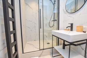 Shower, hair dryer, towels