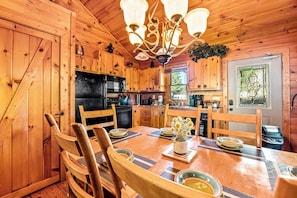 Fridge, microwave, oven, stovetop - 2 Mins to Parkway-No Steep Roads-Hot Tub-Game Room-Firepit-Close to Dollywood (Pigeon Forge)