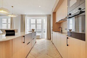 Fridge, microwave, oven, stovetop - Spacious flat - 4 BR/10P - Madeleine (Paris)