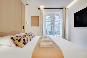 4 habitaciones, escritorio y tabla de planchar con plancha 