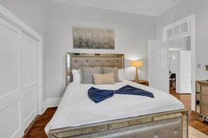3 quartos, ferros/tábuas de passar roupa, berço de viagem